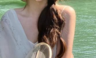 点开吃瓜黑料app在线，心里想：我真的是有点爱上这趟八卦之旅了！