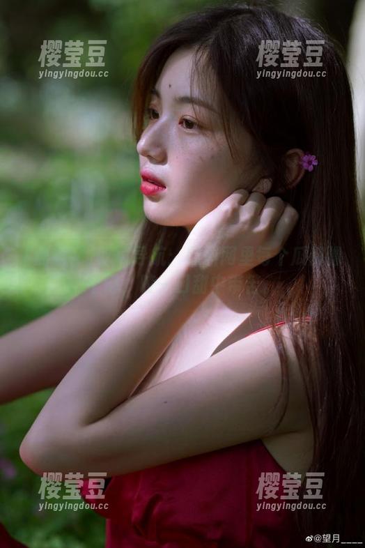 吃瓜导航：黑料网里每个瓜都像个谜，咬一口甜中带苦。